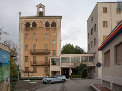 Dall�esterno quest�ultimo, di color sabbia...